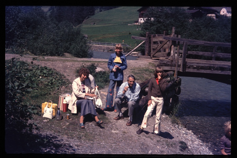 27.Grossglockner jul 1975 Rino,Mama,Brigitte,Marion.JPG